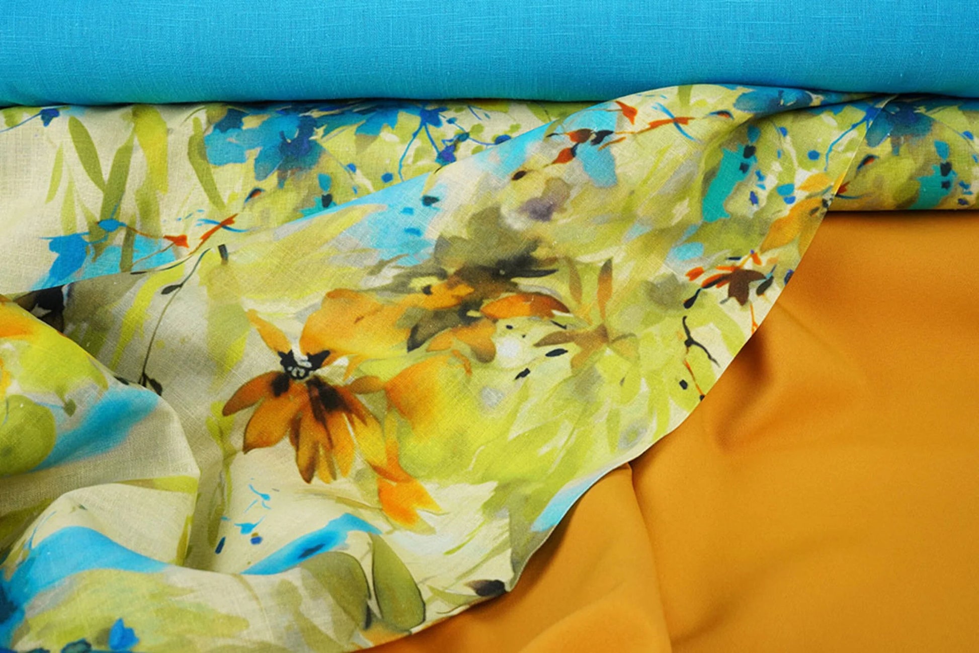 Bild mit Leinen und Baumwolle – Blumenmuster 170 g/m² | leichter, atmungsaktiver Stoff für Kleidung und Zuhause – erhältlich bei Šarlotes audumi