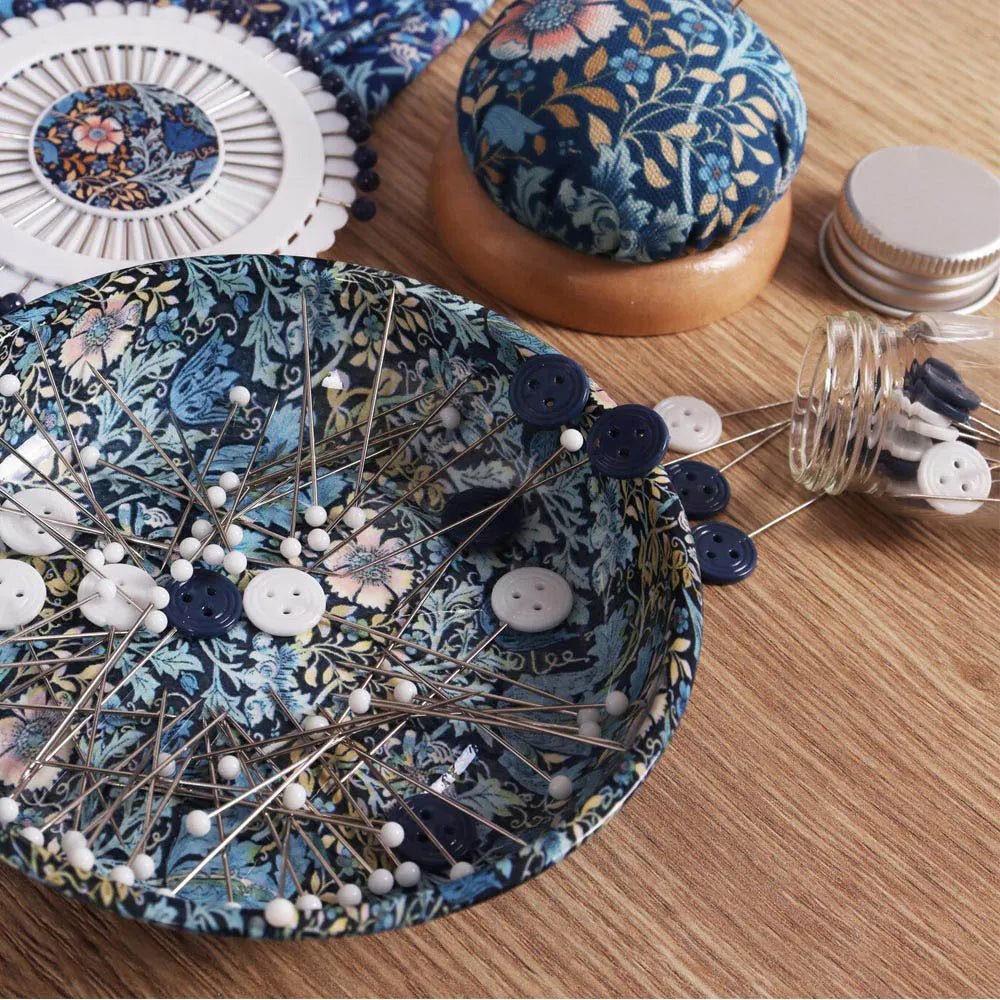 Image of a magnetic needle tray with a floral pattern, Hobby Gift – available at Šarlotes audumi