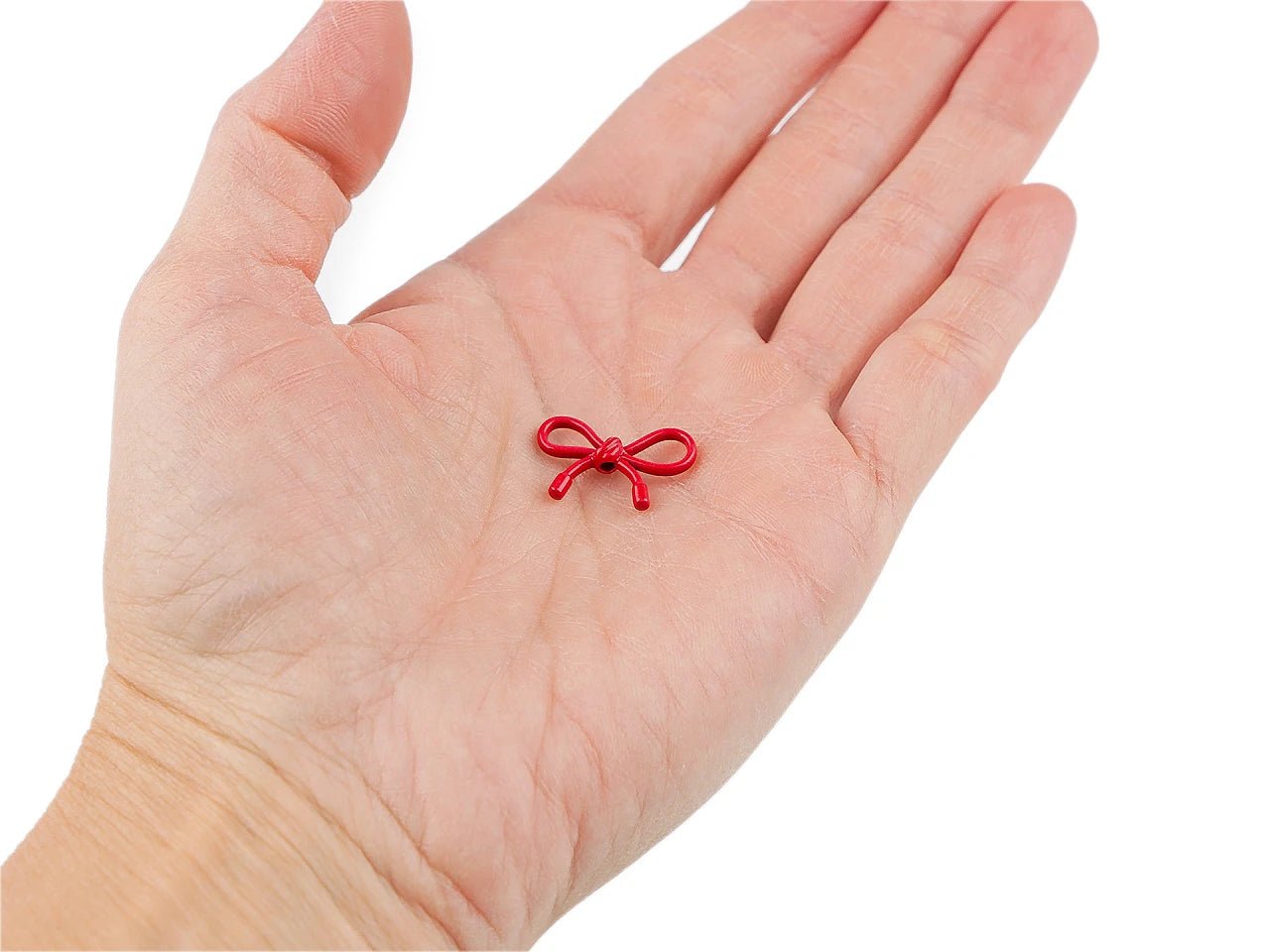 Image avec pendentif en métal – nœud 13×20 mm, 5 pcs | tons variés – disponible chez Šarlotes audumi