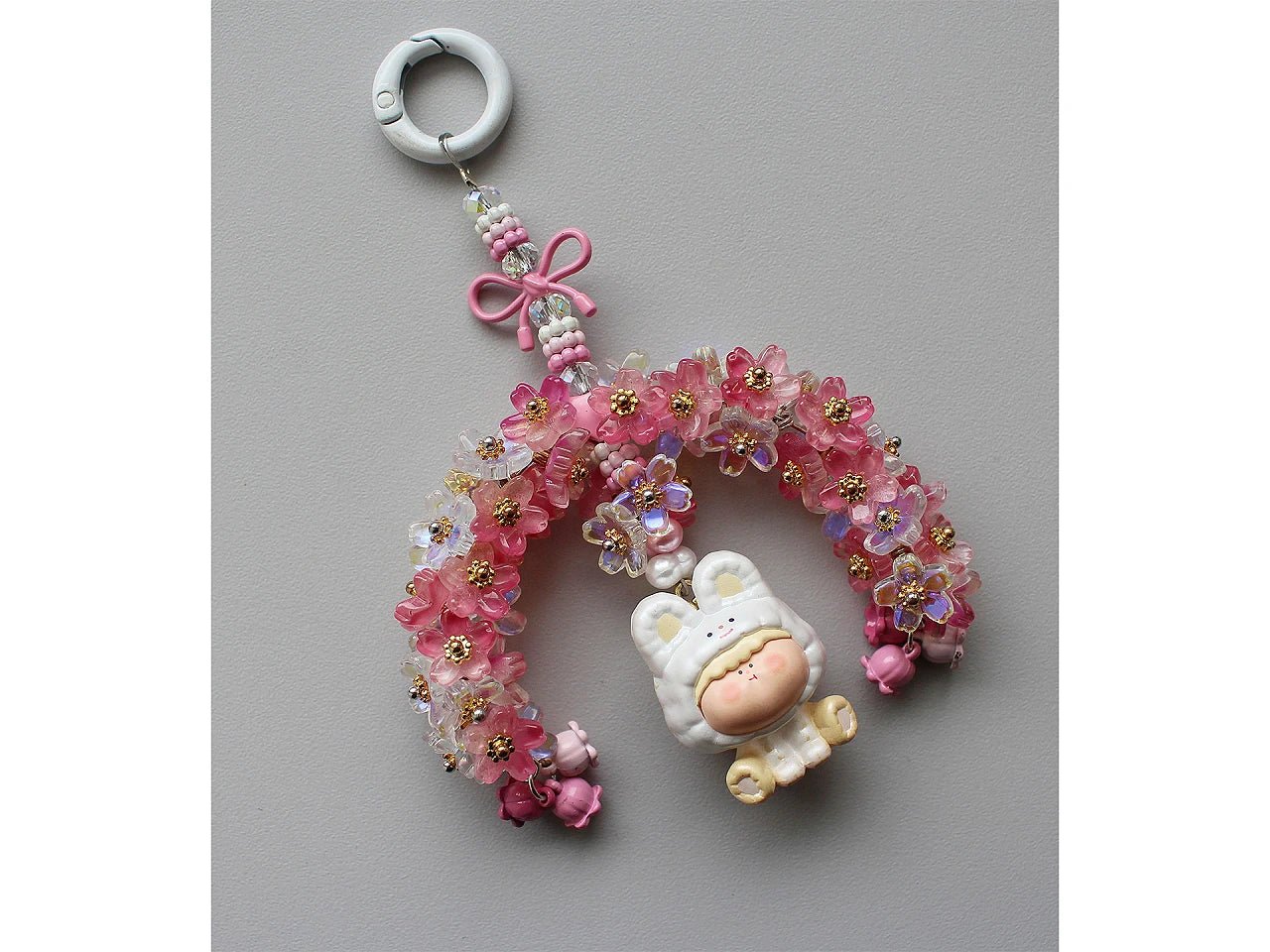 Image avec pendentif en métal – nœud 13×20 mm, 5 pièces | tons variés – disponible chez Šarlotes audumi