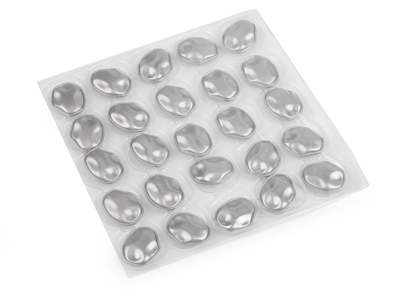 Image de boutons métalliques à queue, 29 mm (forme irrégulière) – disponibles chez Šarlotes audumi