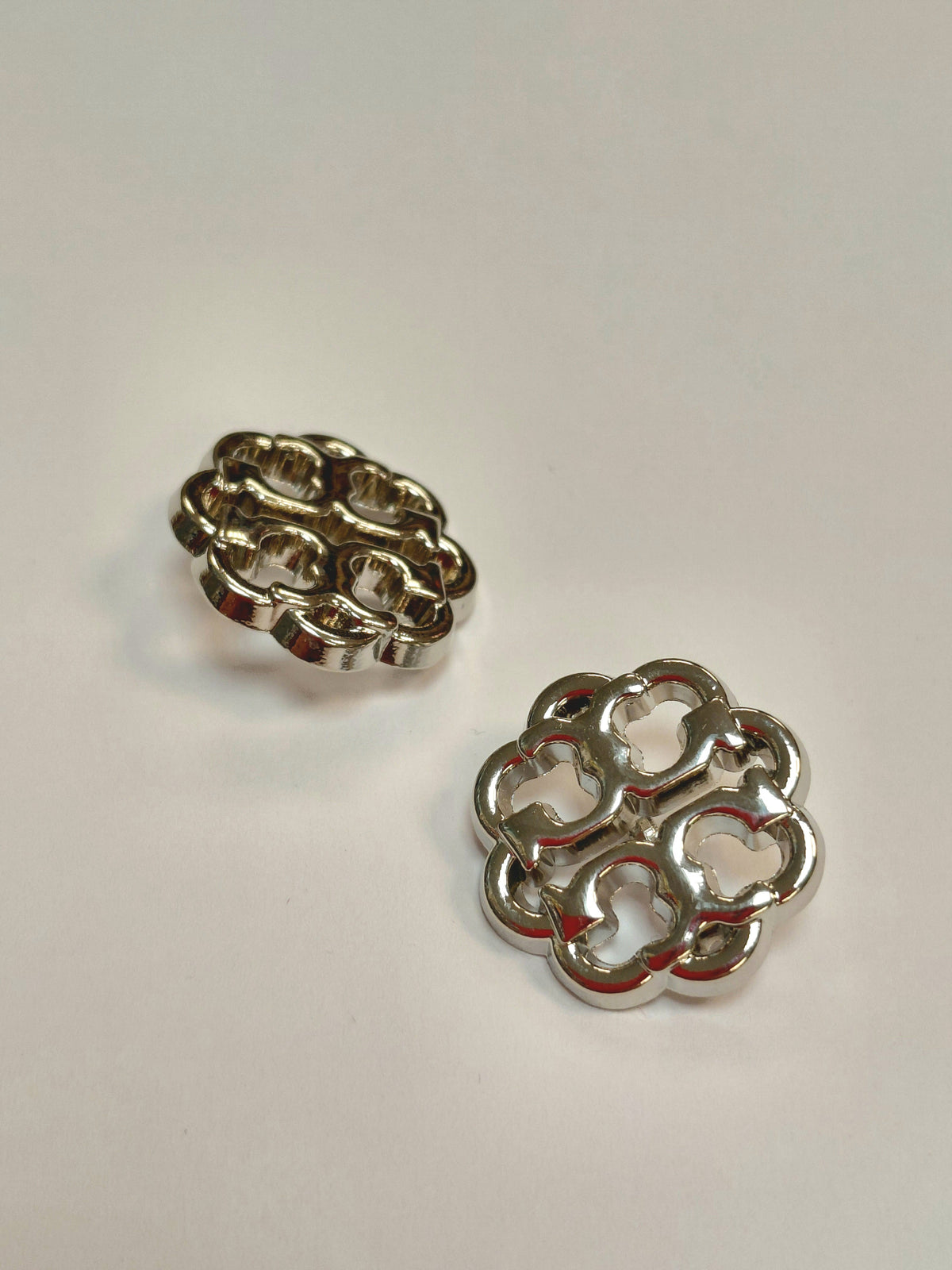 Image of metal shank button 20 mm-silver – available online at Šarlotes audumi