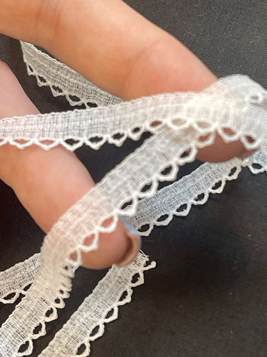 Attēls ar Mežģīne 1 cm-balta – pieejams internetā Šarlotes audumi