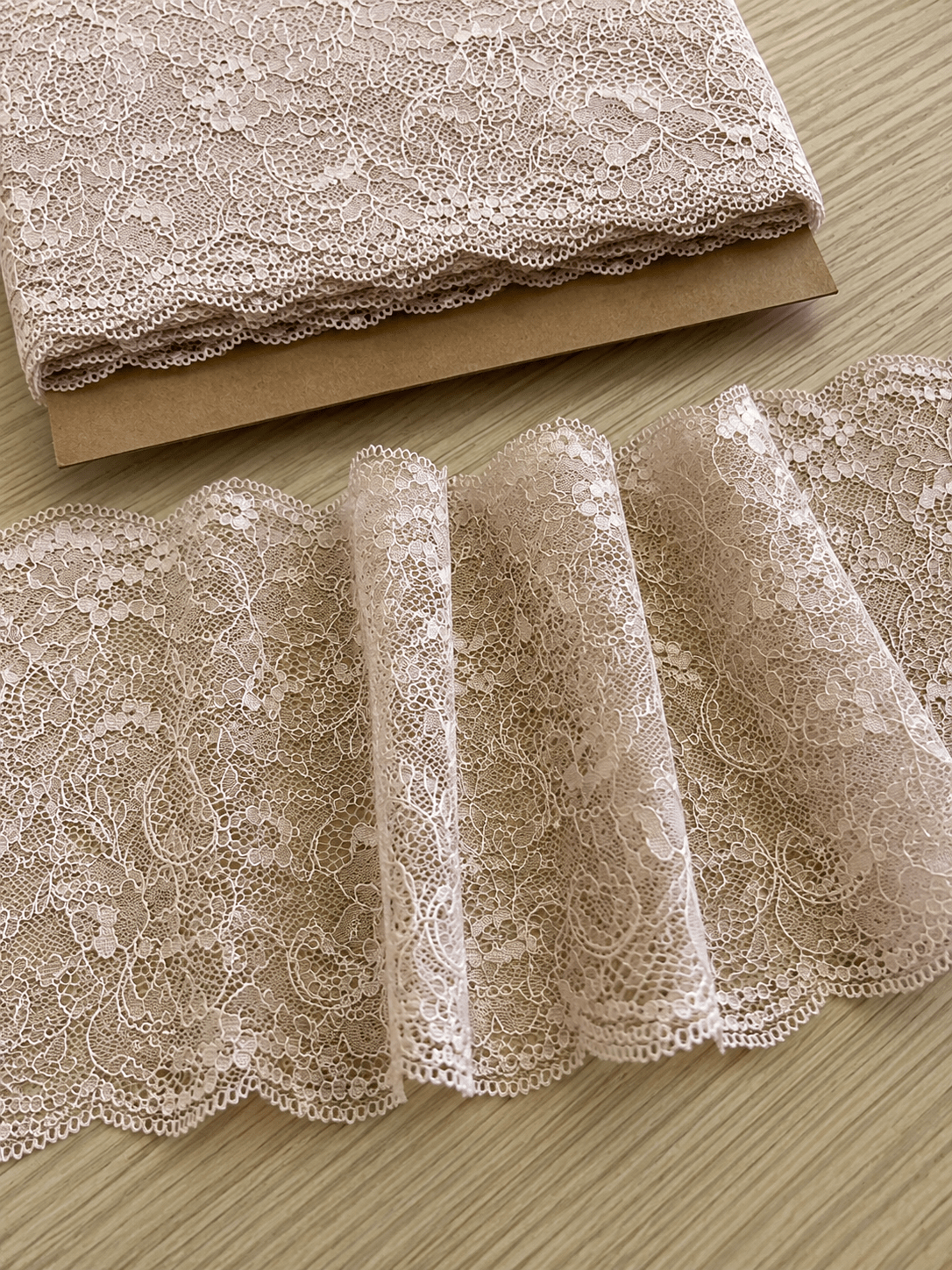 Image with Lace 18 cm - powder - available at Charlotte's Fabrics
