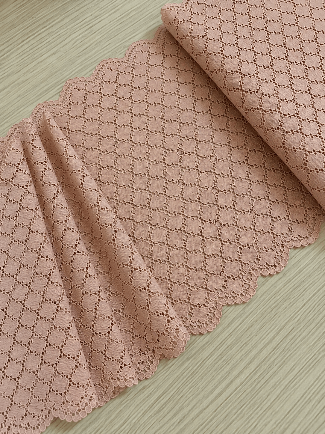 Image de dentelle 22 cm - rose beige – disponible chez Šarlotes audumi
