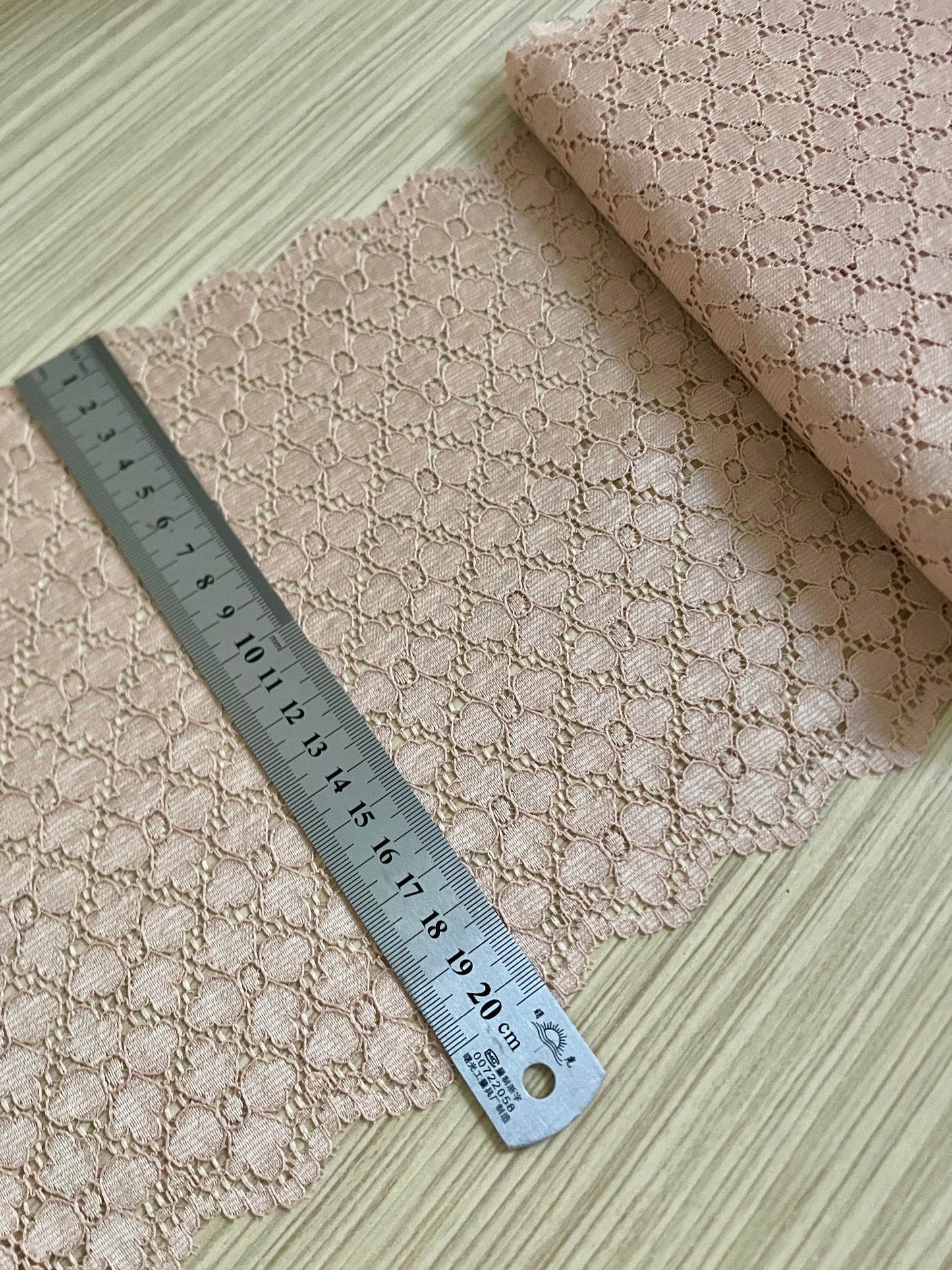 Dentelle 22 cm, beige rosé – disponible chez Šarlotes audumi