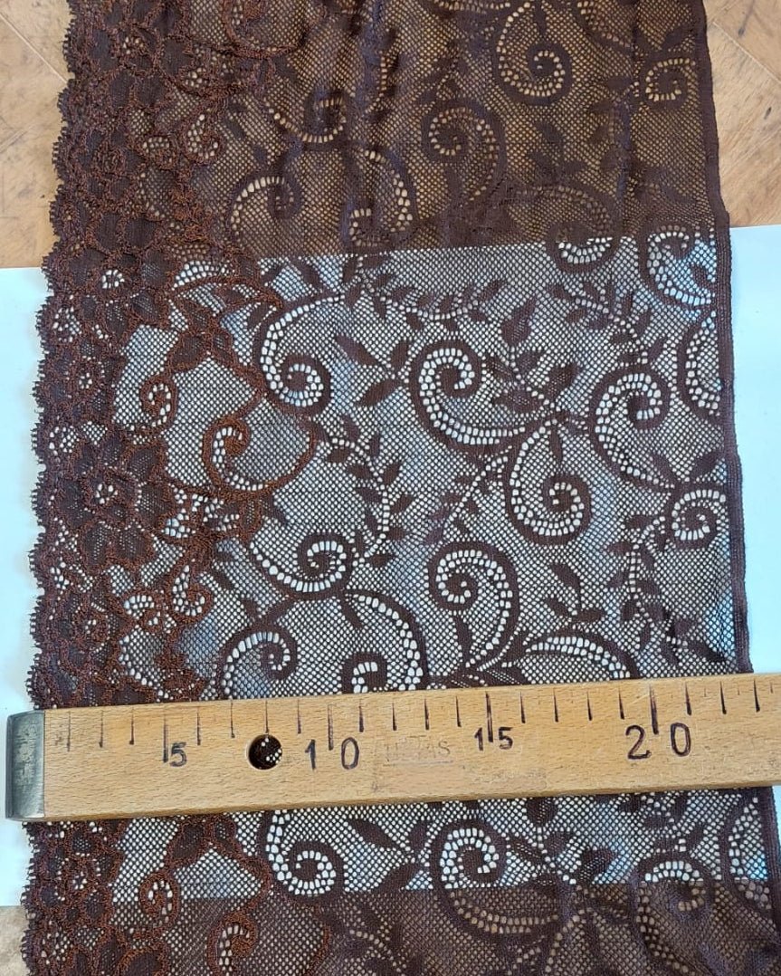 Image de dentelle 24 cm marron – disponible en ligne chez Šarlotes audumi