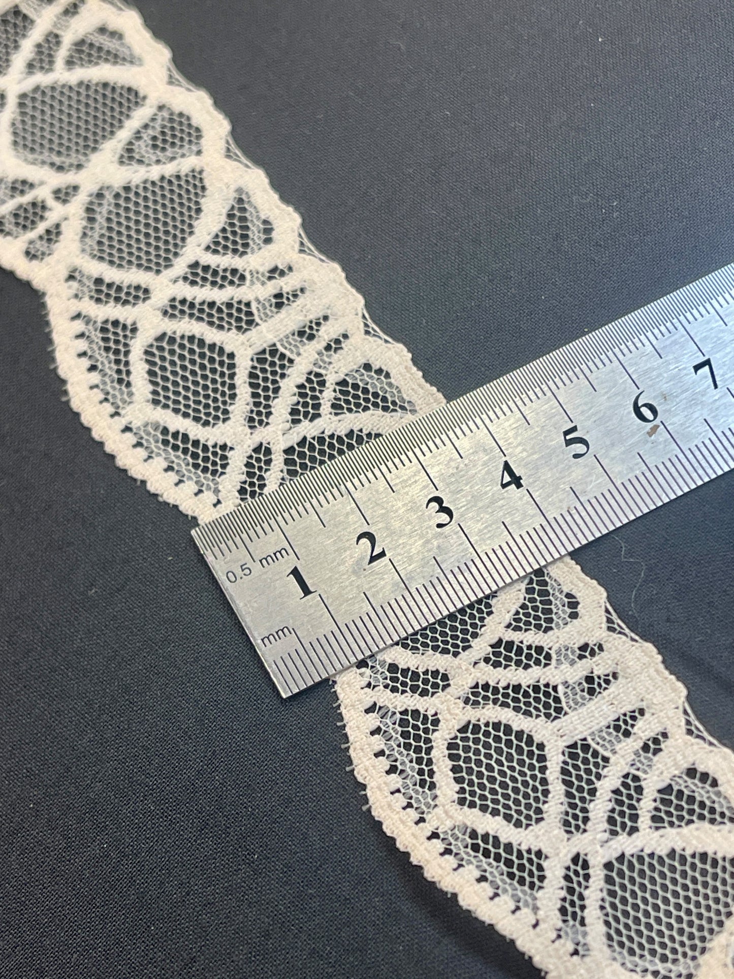 Image avec dentelle 3,7 cm crème – disponible en ligne chez Šarlotes audumi