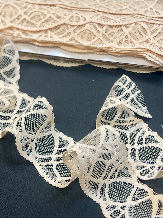 Attēls ar Mežģīne 3,7 cm-krēmkrāsas – pieejams internetā Šarlotes audumi