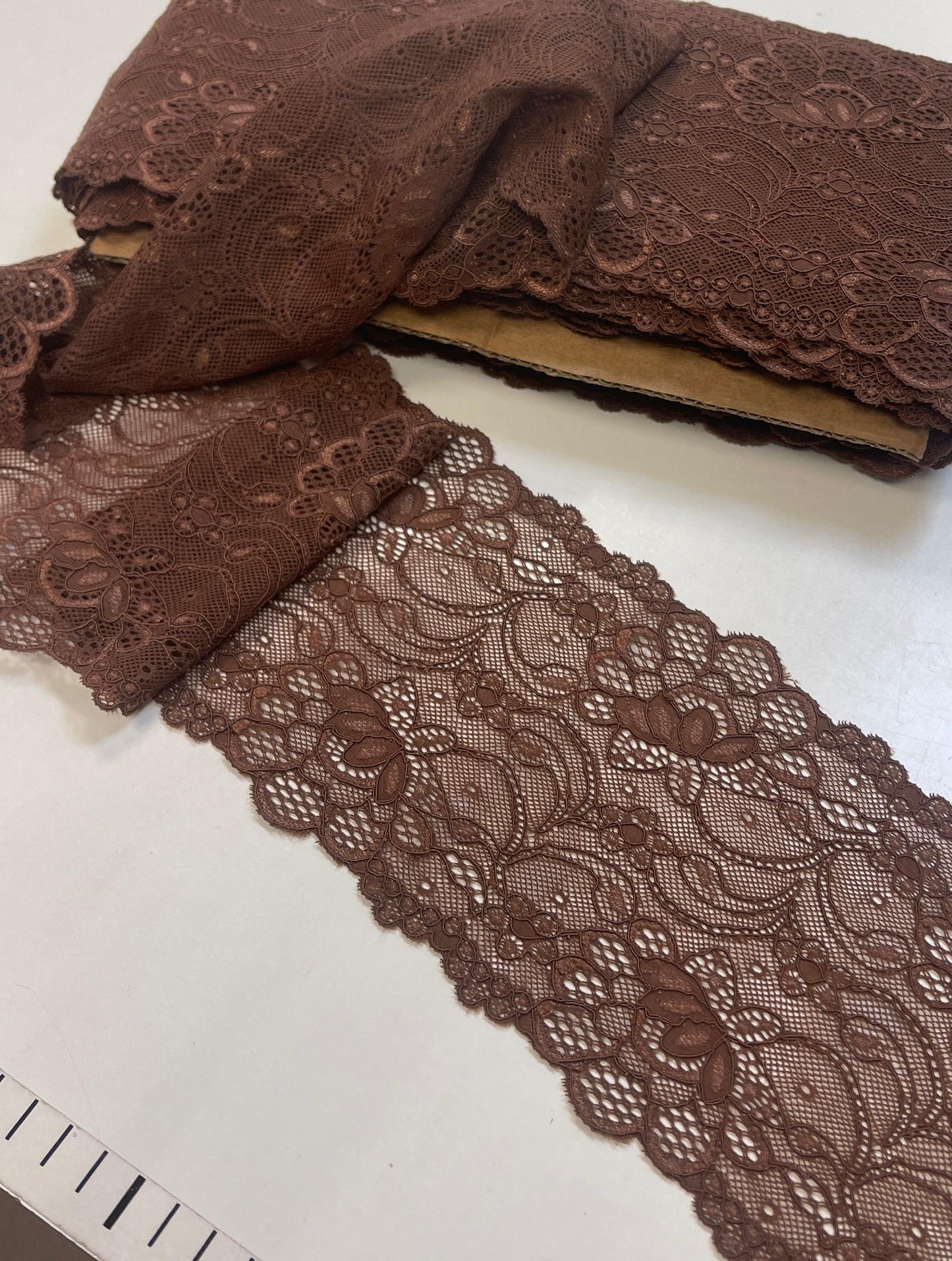 Image de dentelle élastique 12 cm chocolat au lait – disponible en ligne chez Šarlotes audumi