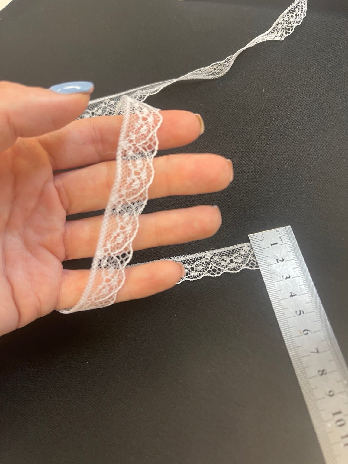 Image avec dentelle fine 1,6 cm blanche – disponible en ligne chez Šarlotes audumi