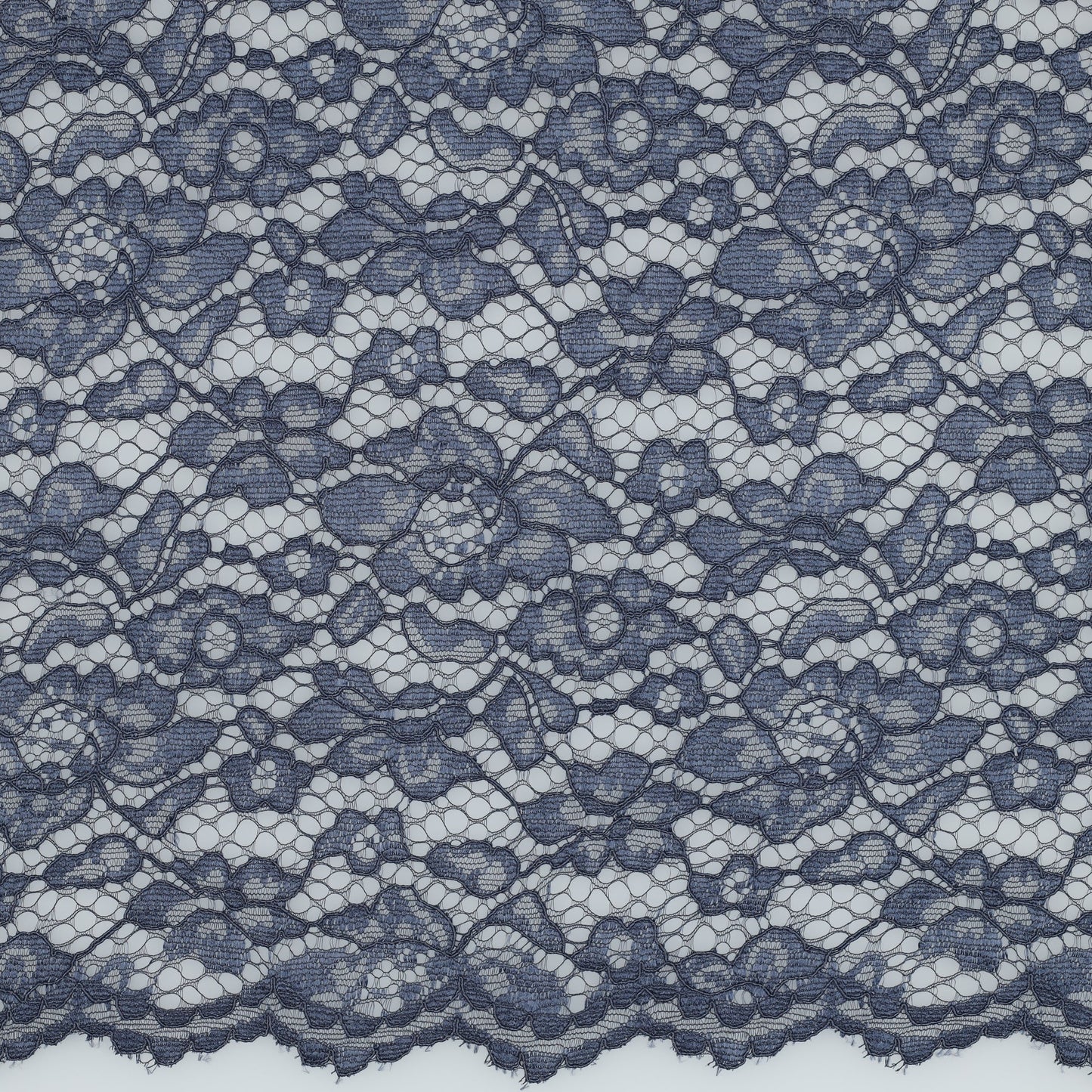 Image avec tissu en dentelle bleu jean 130 g/m² – disponible chez Šarlotes audumi