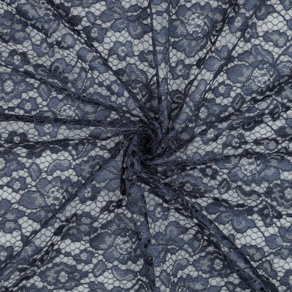Image de tissu en dentelle bleu denim 130 g/m² – disponible chez Šarlotes audumi