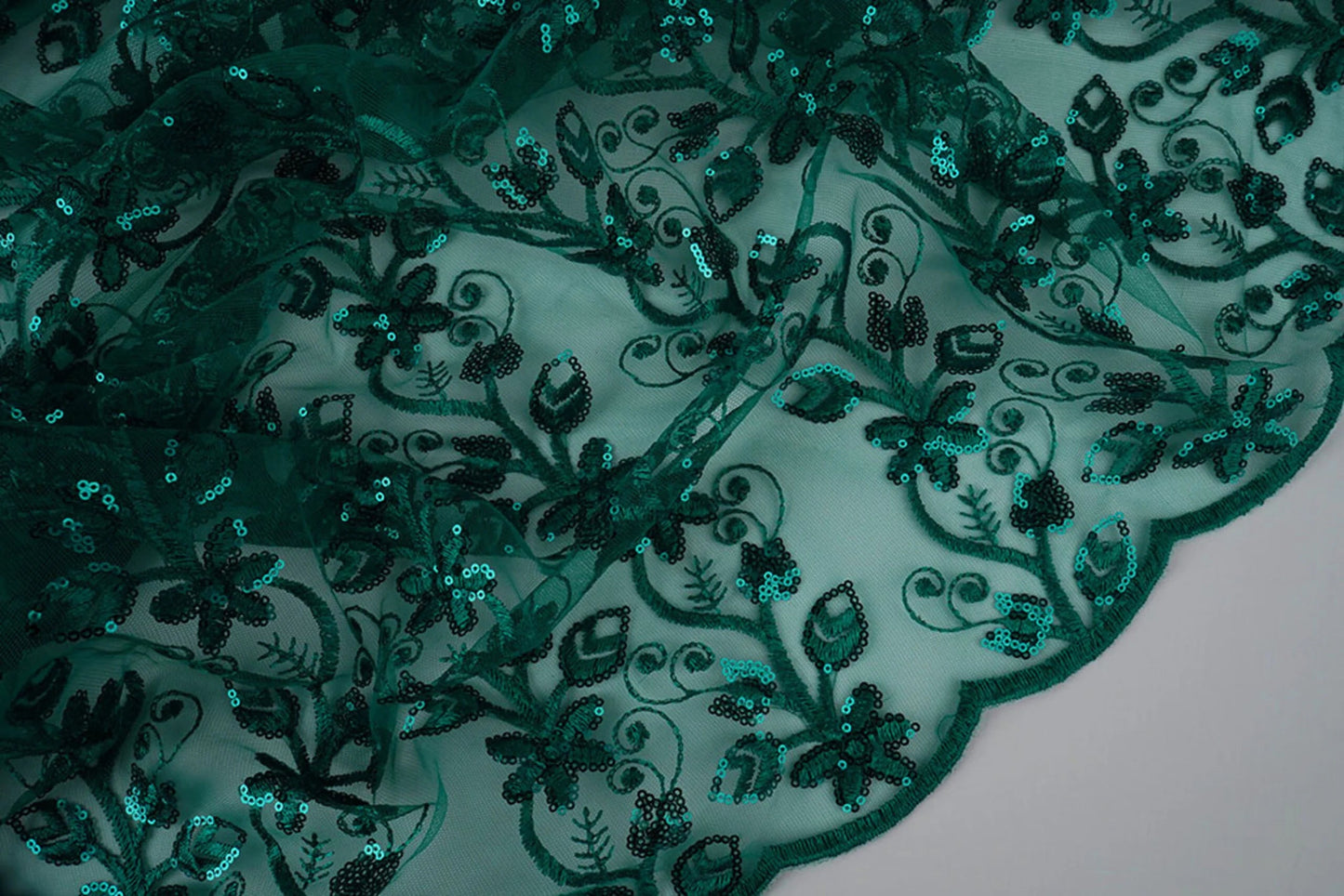 Image de tissu en dentelle | tulle brodé à paillettes 160 g/m² - émeraude – disponible chez Šarlotes audumi