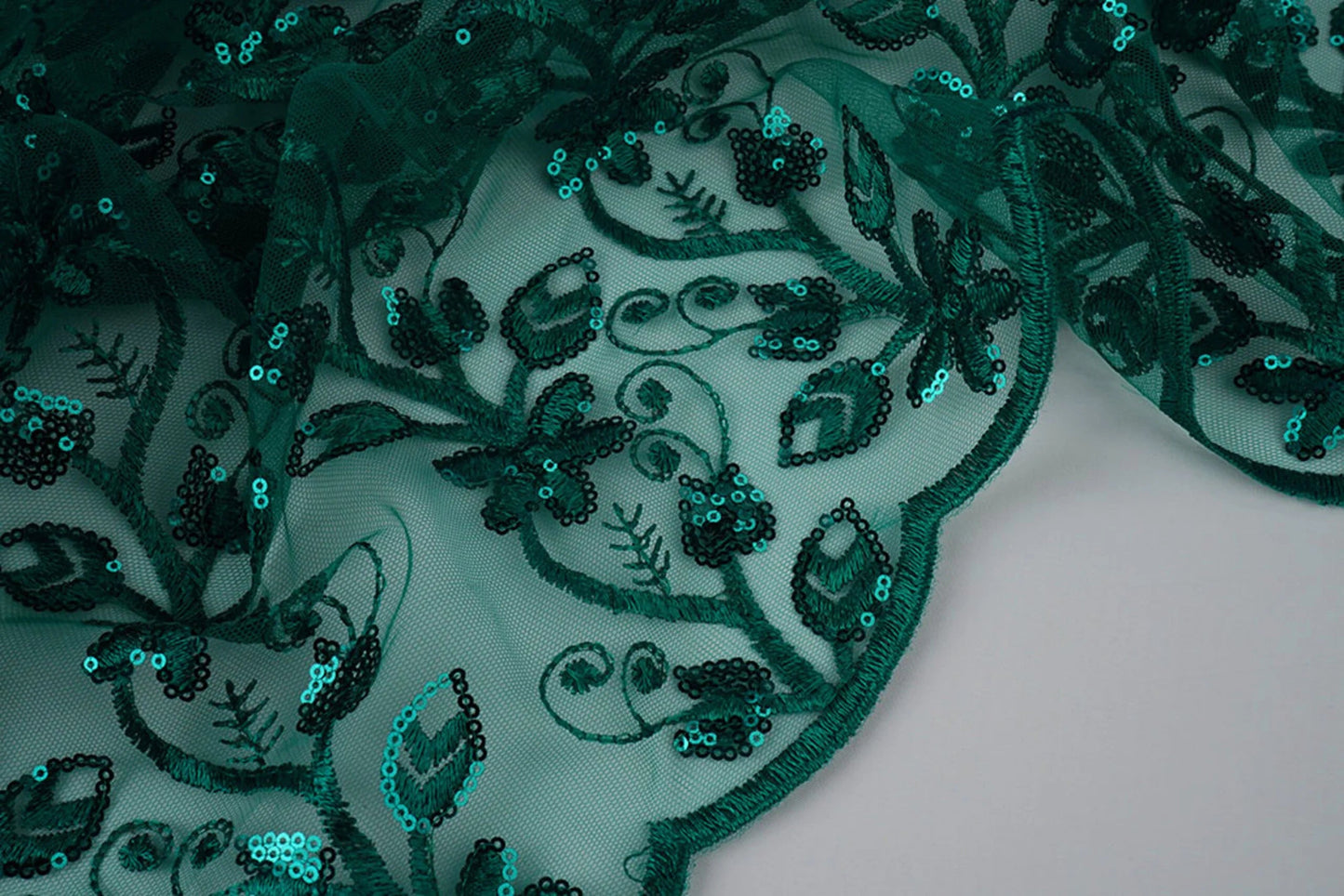Image de tissu en dentelle | tulle brodé de sequins 160 g/m² - émeraude – disponible chez Šarlotes audumi
