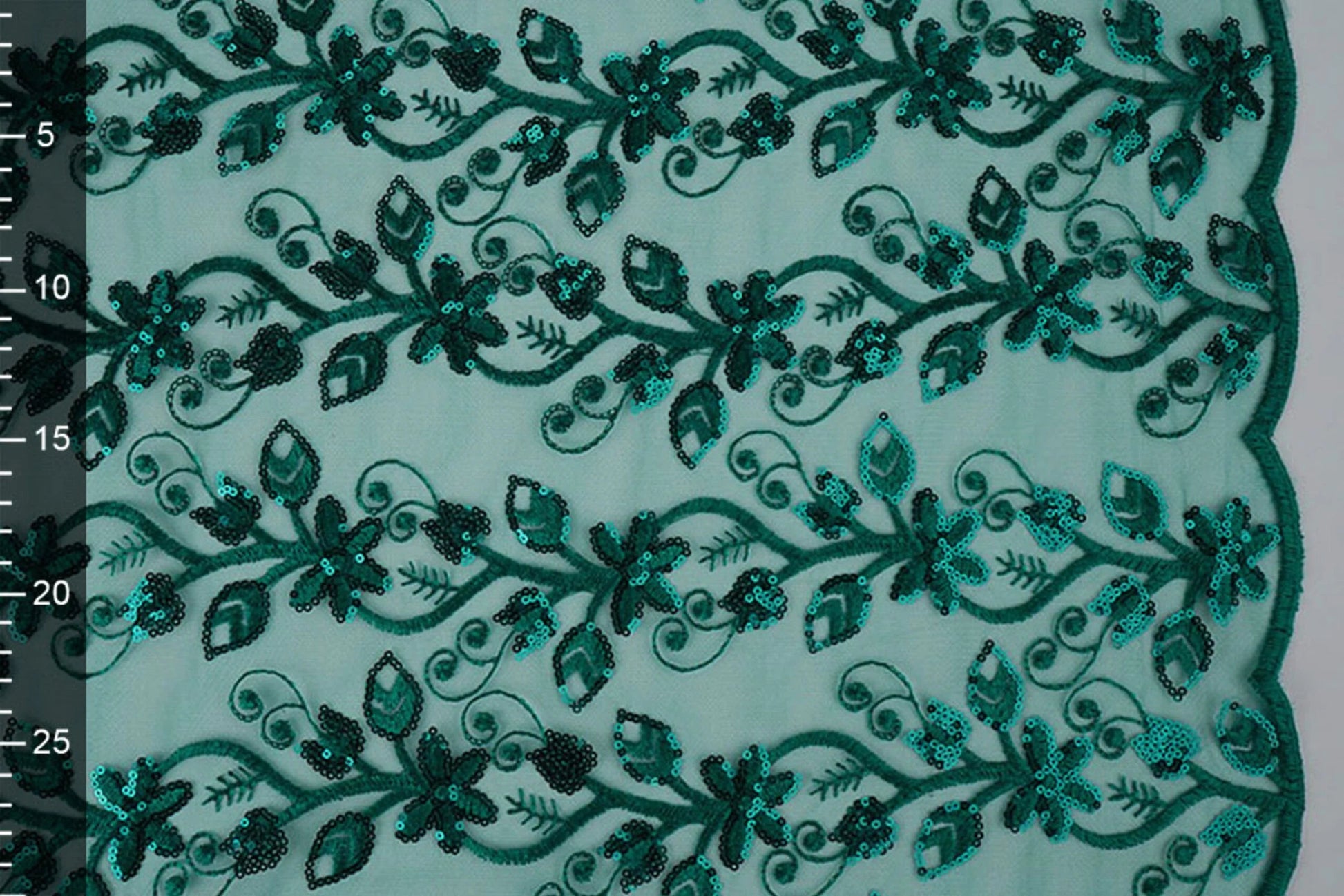 Image avec tissu en dentelle | Tulle brodé à paillettes 160 g/m² - émeraude – disponible chez Šarlotes audumi