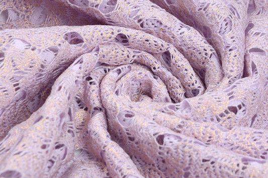 Tissu en dentelle lilas avec accents dorés 170 g/m²