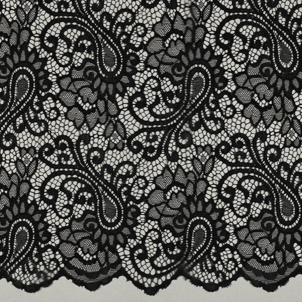 Image du tissu en dentelle noir 130 g/m² – disponible chez Šarlotes audumi
