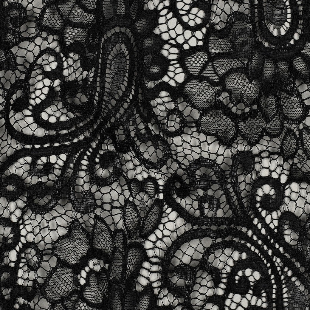 Image de tissu en dentelle noir 130 g/m² – disponible chez Šarlotes audumi