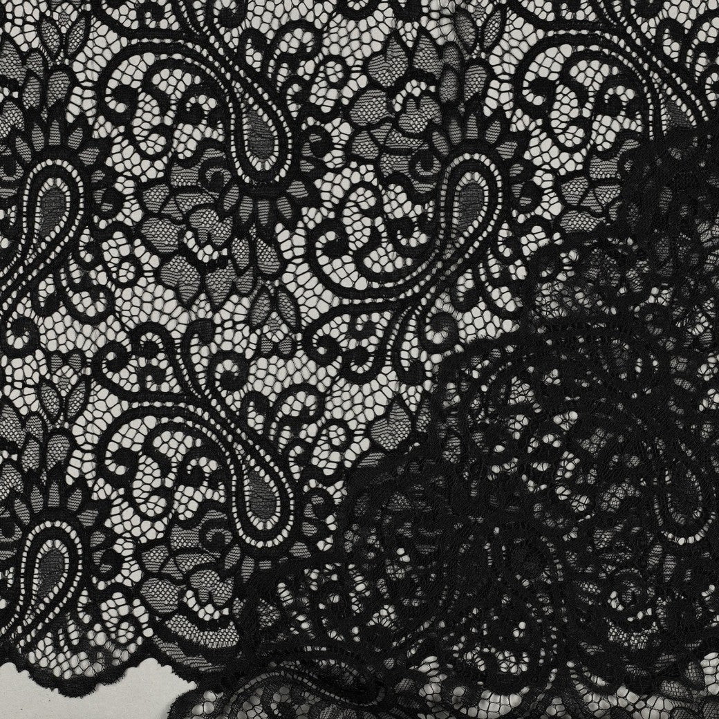 Image de tissu en dentelle noir 130 g/m² – disponible chez Šarlotes audumi