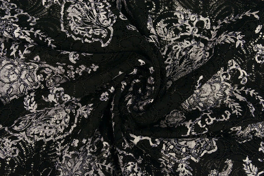 Image de tissu en dentelle noir et argent 210 g/m² – disponible chez Šarlotes audumi
