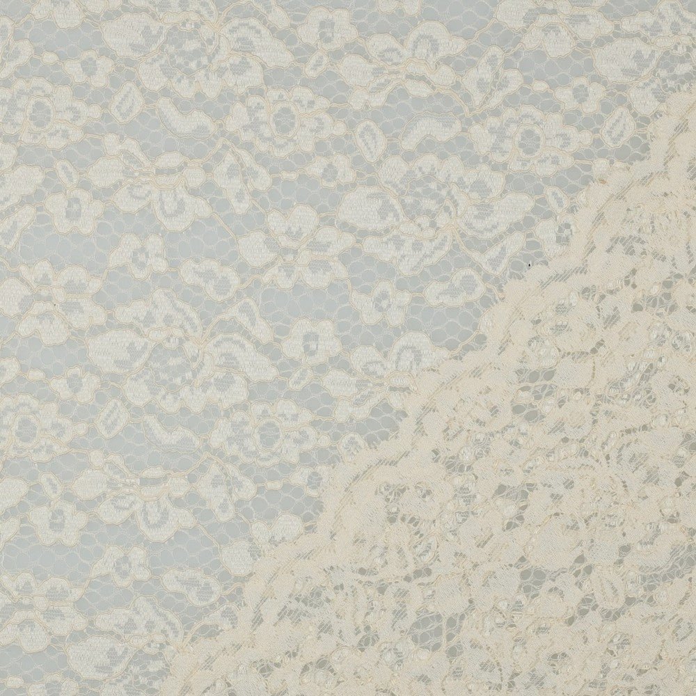 Image de tissu en dentelle blanc lait 130 g/m², disponible chez Šarlotes audumi