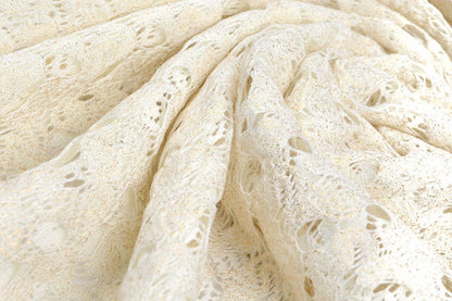 Tissu en dentelle - blanc lait avec accents dorés 170 g/m²