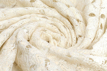 Tissu en dentelle - blanc lait avec accents dorés 170 g/m²