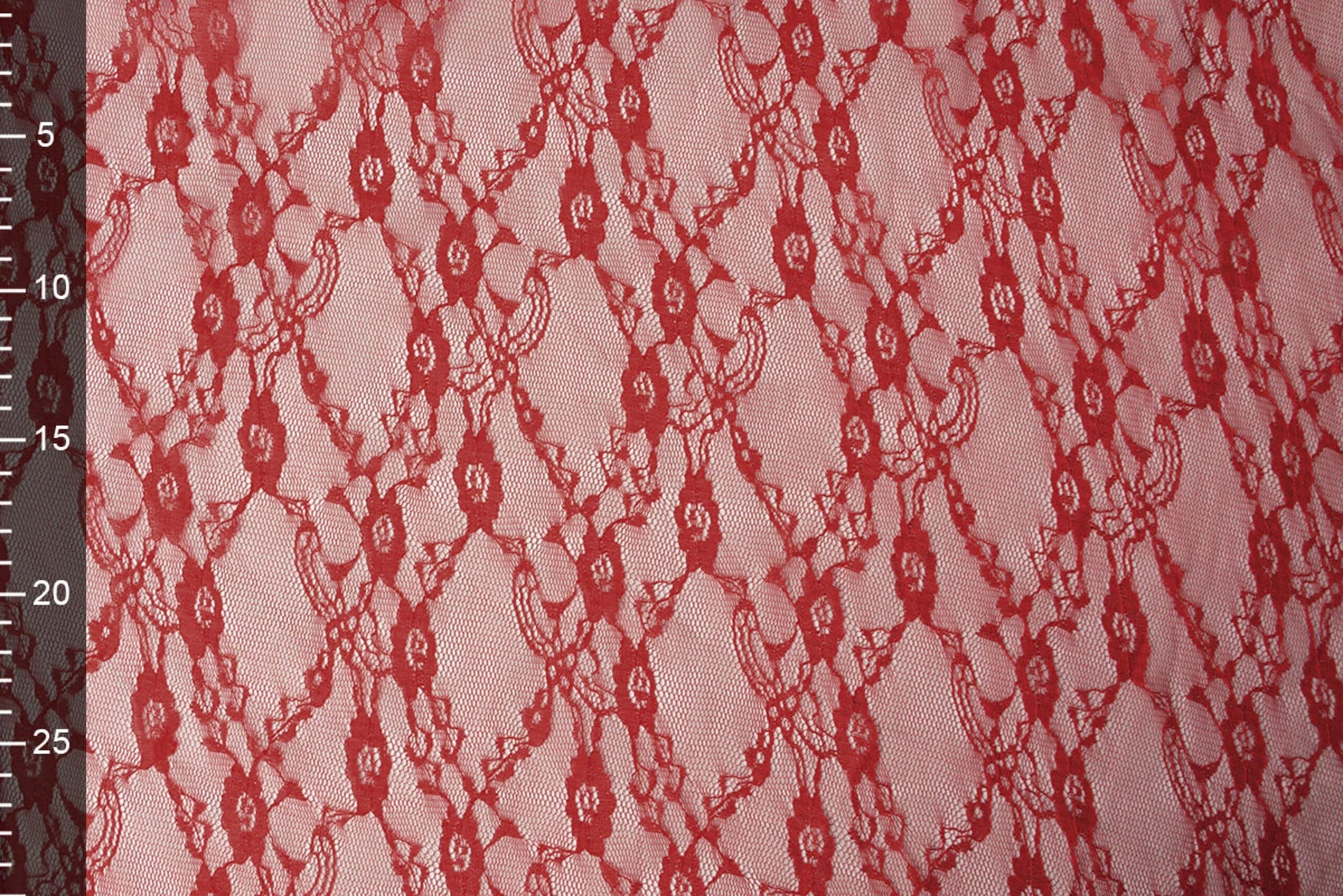 Image avec tissu en dentelle fin - rouge 50 g/m² – disponible chez Šarlotes audumi