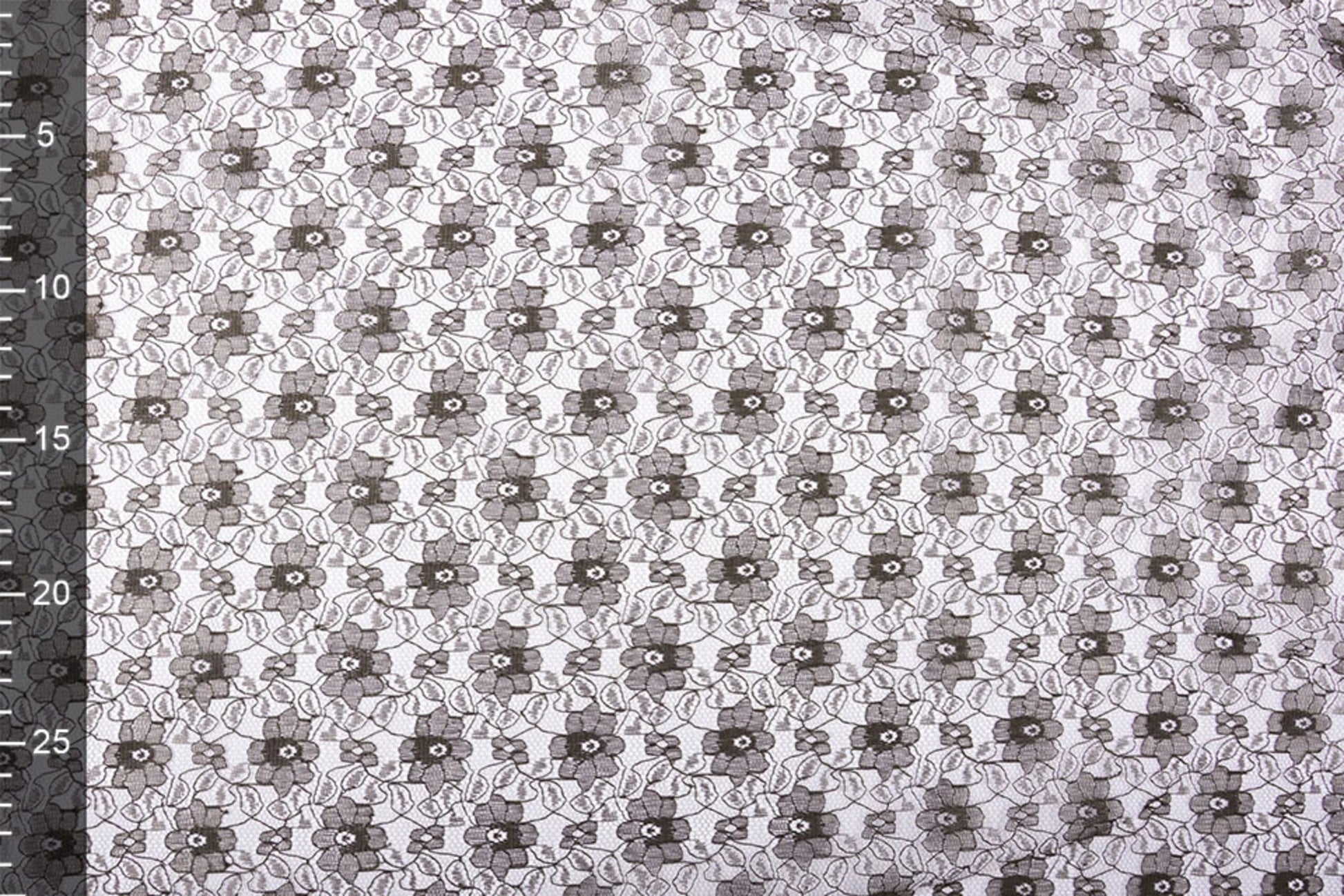 Image de tissu dentelle fin - fleurs brun chocolat 75 g/m² – disponible chez Šarlotes audumi