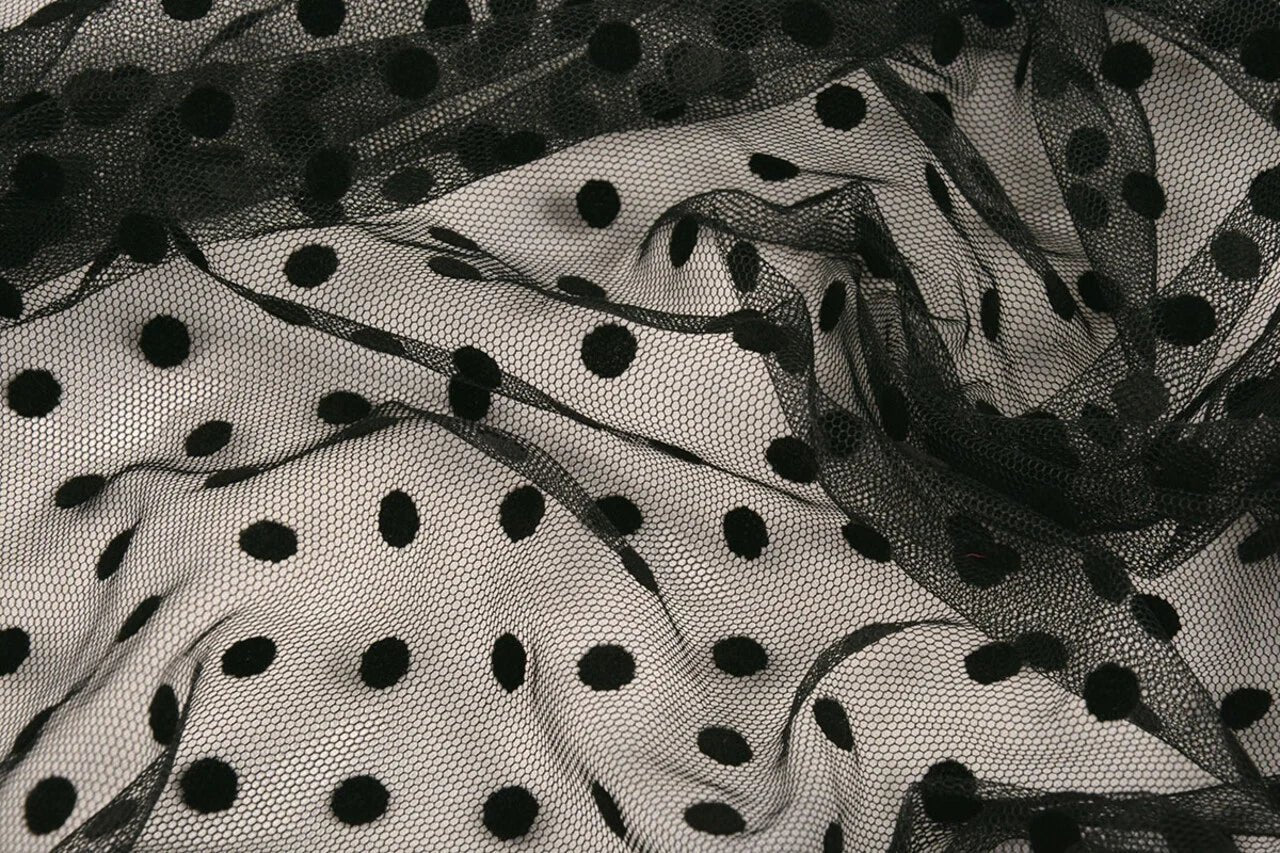 Tulle doux à petits pois en velours noir – disponible en ligne chez Šarlotes audumi