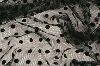 Tulle doux à petits pois en velours noir – disponible en ligne chez Šarlotes audumi