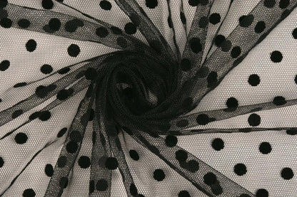 Tulle doux avec pois en velours noir – disponible en ligne chez Šarlotes audumi