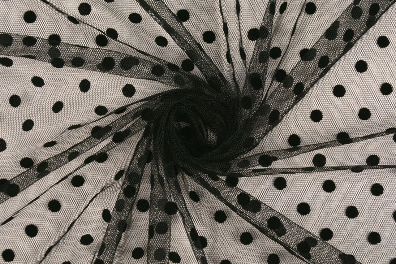 Image de tulle doux à pois en velours noir – disponible en ligne chez Šarlotes audumi