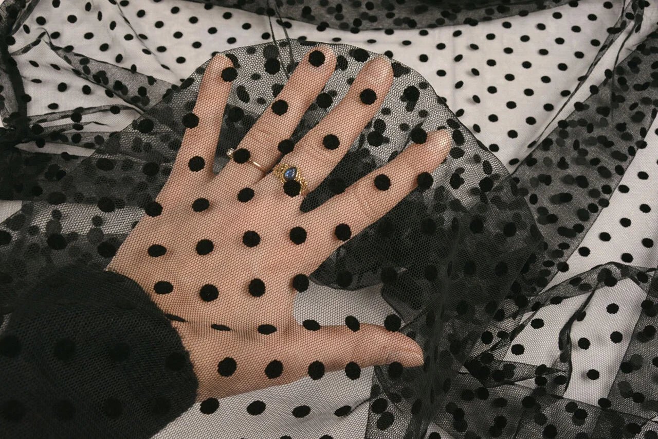 alt
Image de tulle doux noir à petits pompons – disponible en ligne chez Šarlotes audumi