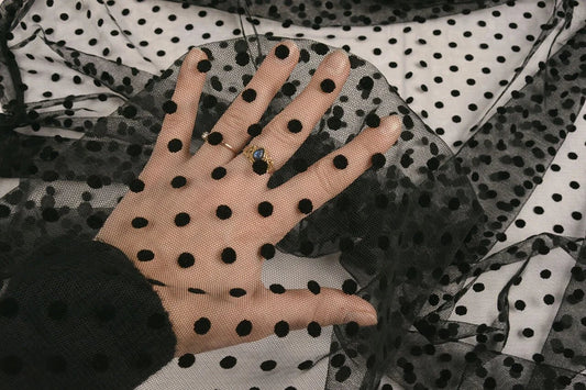 alt
Image de tulle doux noir à petits pompons – disponible en ligne chez Šarlotes audumi