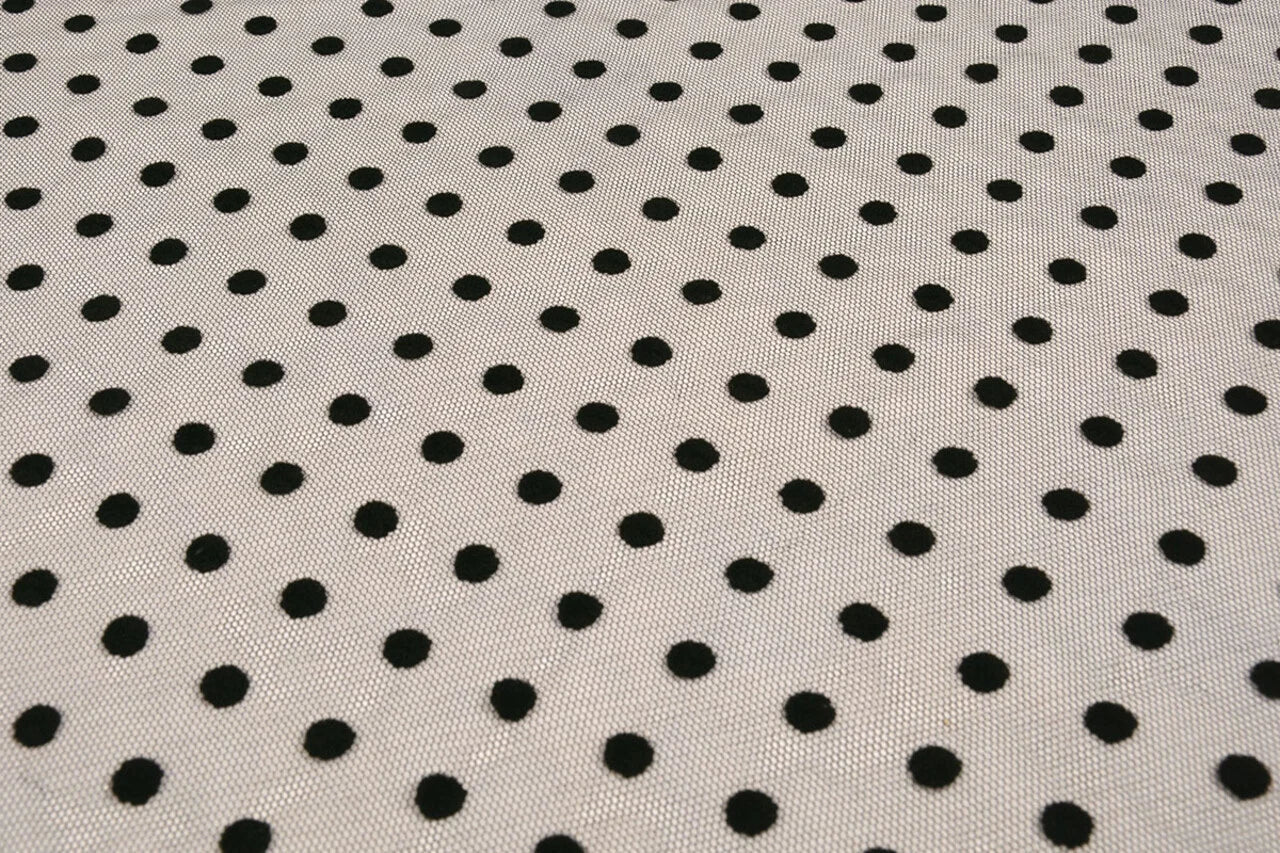 Tissu tulle doux à pois en relief noirs – disponible en ligne chez Šarlotes audumi