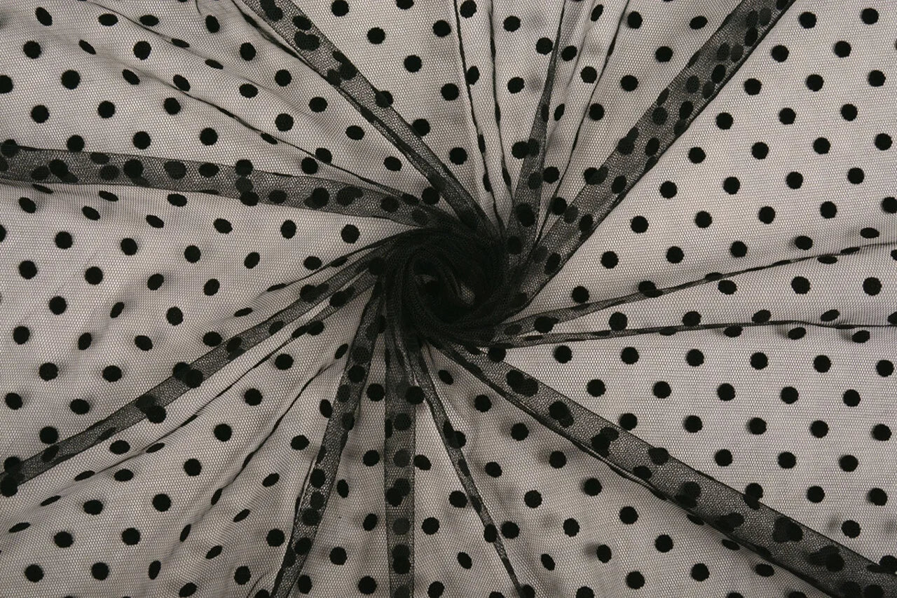 Image de tulle doux à pois en velours noir – disponible en ligne chez Charlotte tissus