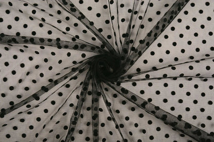 Image de tulle doux à pois en velours noir – disponible en ligne chez Charlotte tissus
