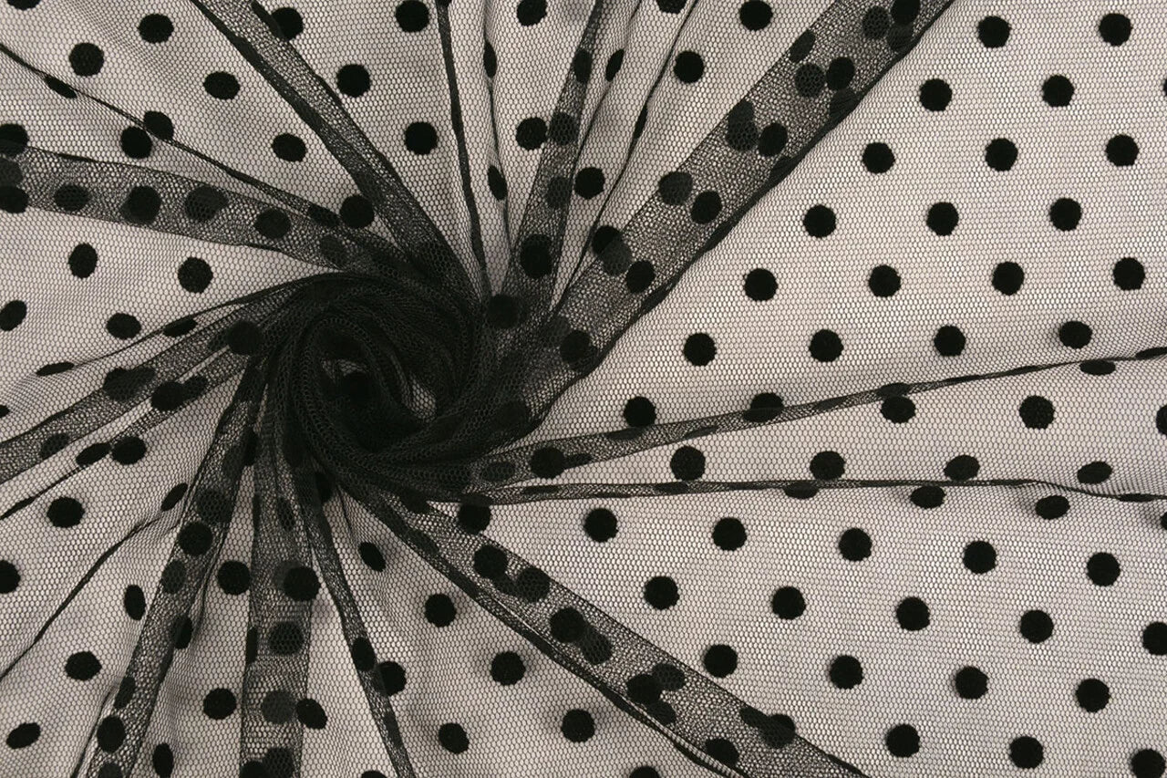 Image de tulle doux à pois en velours noir – disponible en ligne chez Šarlotes audumi