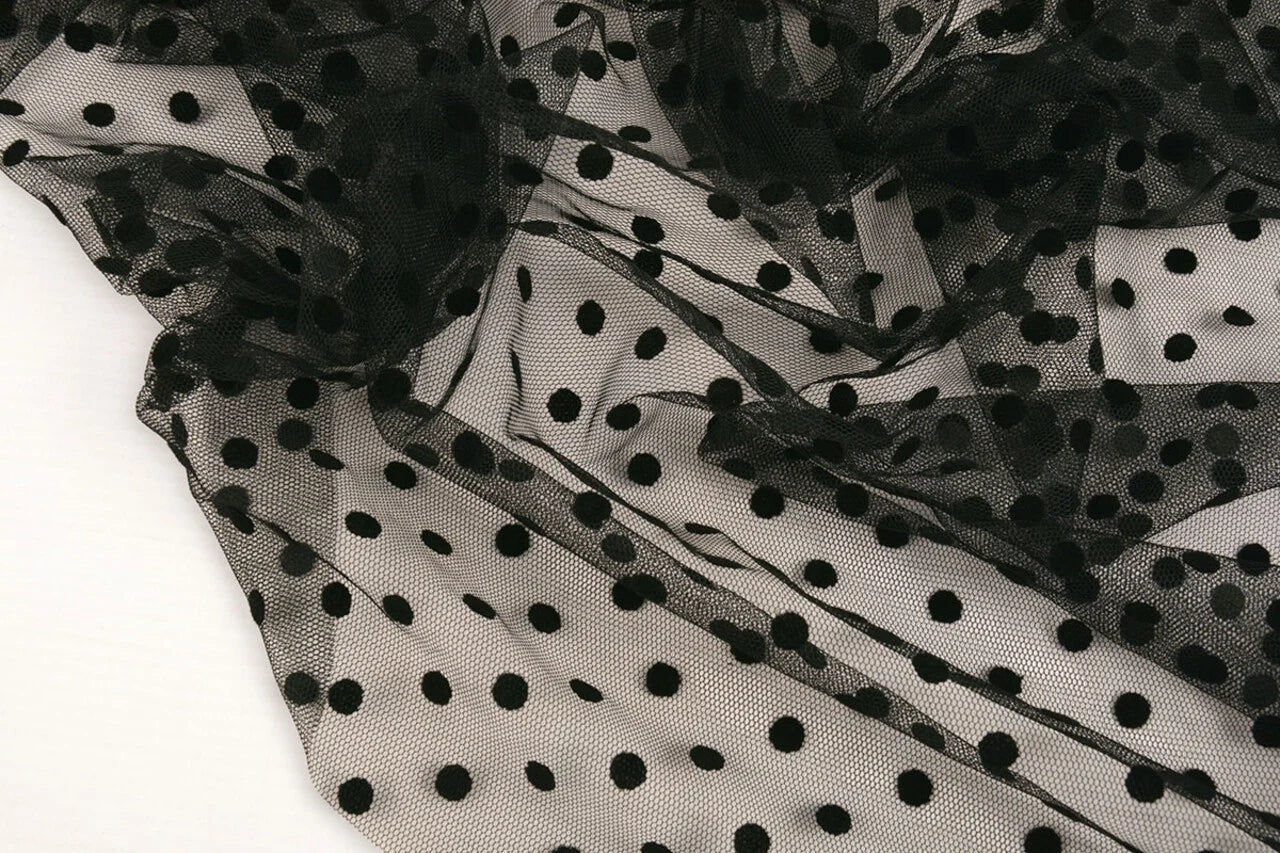 Image de tulle doux à pois en velours noir – disponible en ligne chez Šarlotes audumi