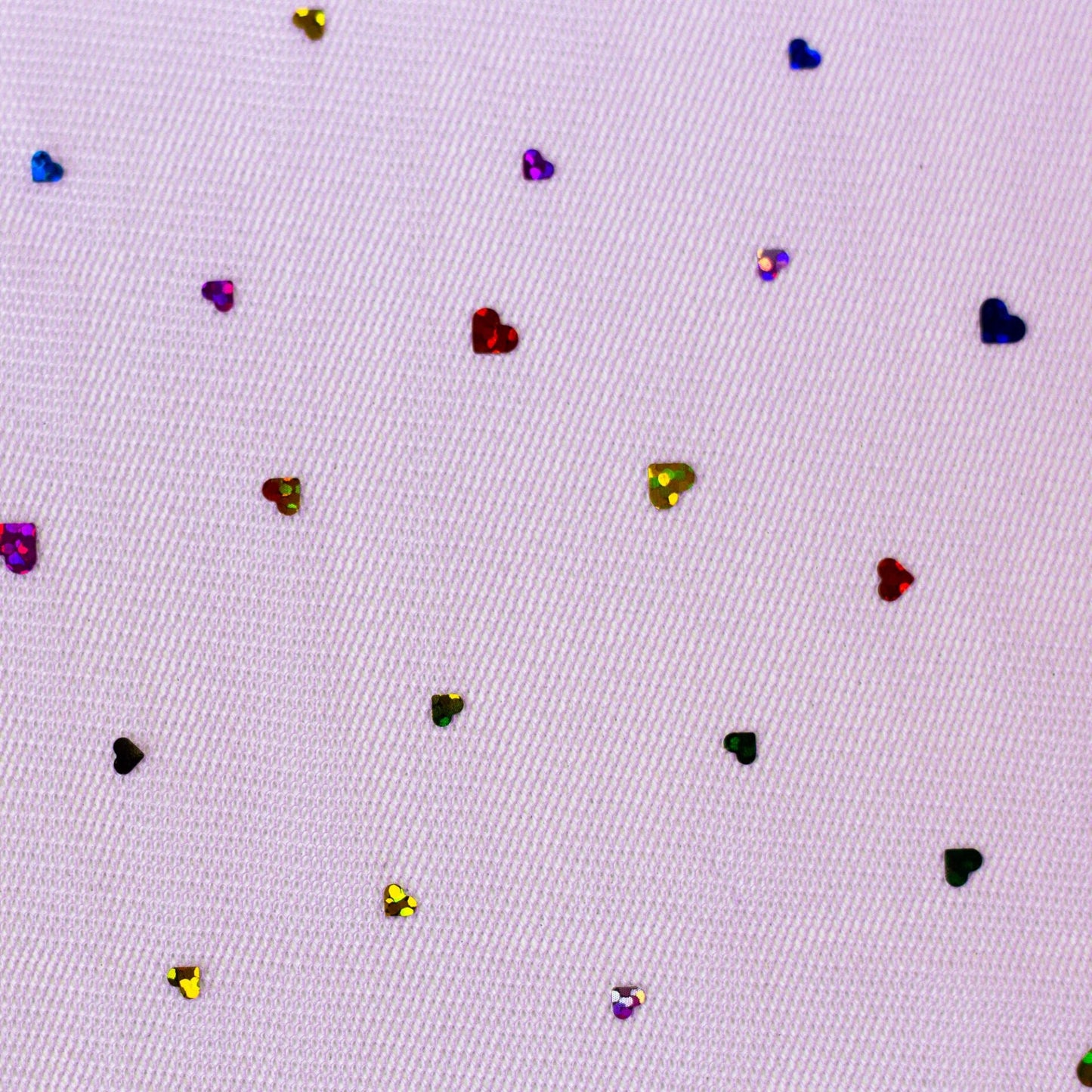 Image d’un tulle doux avec des cœurs sur fond lilas 40 g/m² – disponible chez Šarlotes audumi
