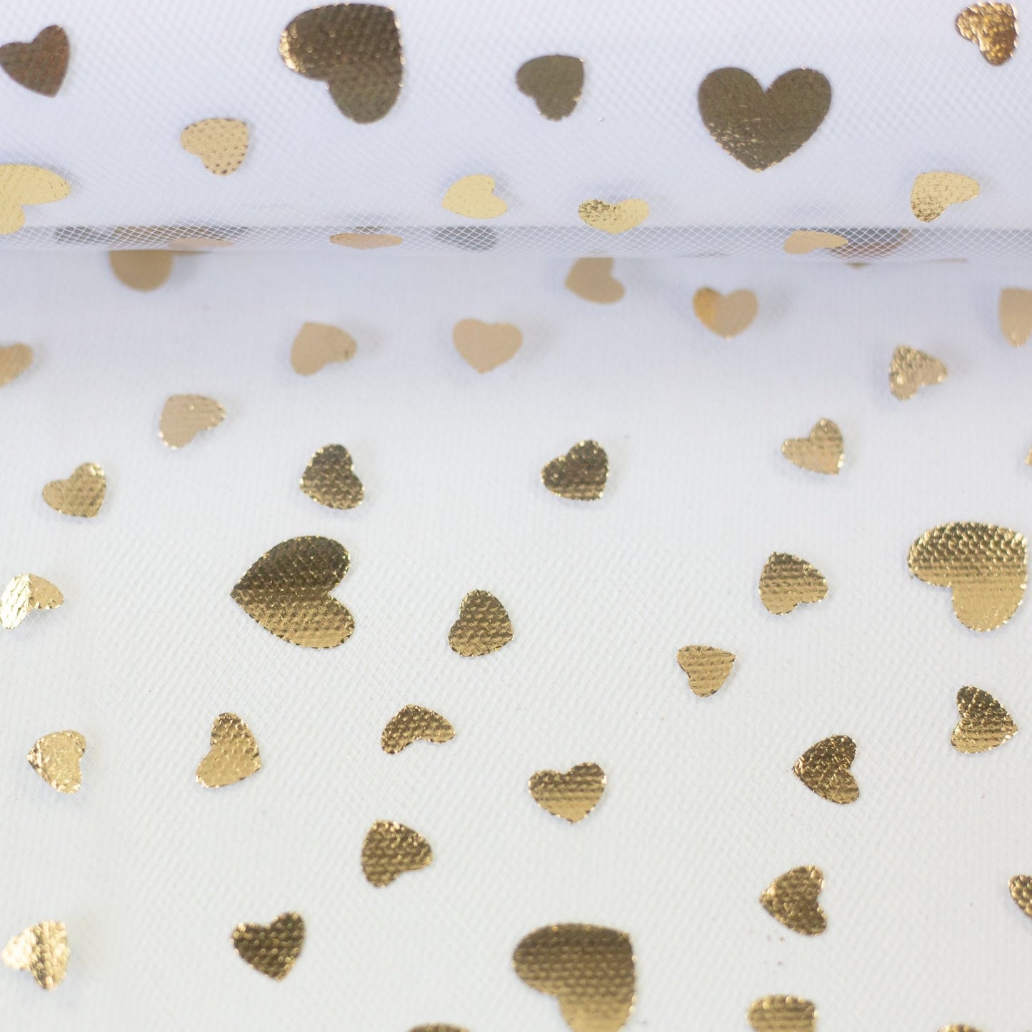 alt
Image avec tulle doux à cœurs dorés 20 g/m² – disponible chez Šarlotes audumi