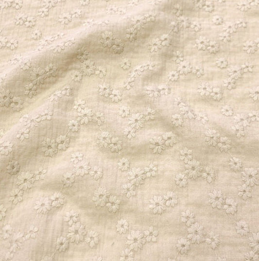 Image avec mousseline à broderie - fleurs beiges 180 g/m² – disponible chez Šarlotes audumi