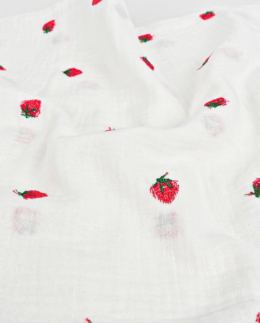 Image avec mousseline brodée - fraises 130 g/m² – disponible chez Šarlotes audumi