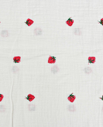 Image de mousseline brodée - fraises 130 g/m² – disponible chez Šarlotes audumi