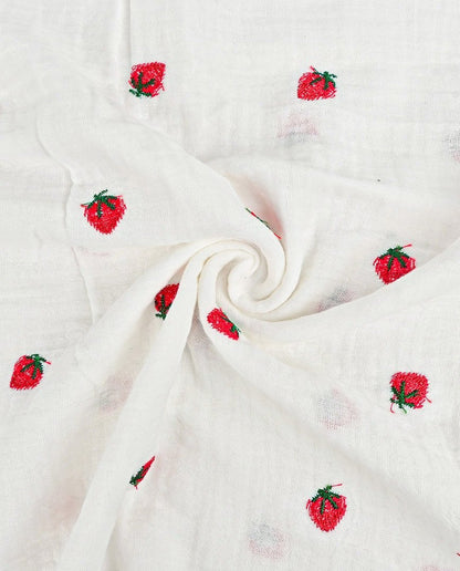 Image de mousseline brodée - fraises 130 g/m² – disponible chez Šarlotes audumi