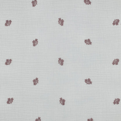Image de mousseline à fleurs brodées 130 g/m² – disponible chez Šarlotes audumi