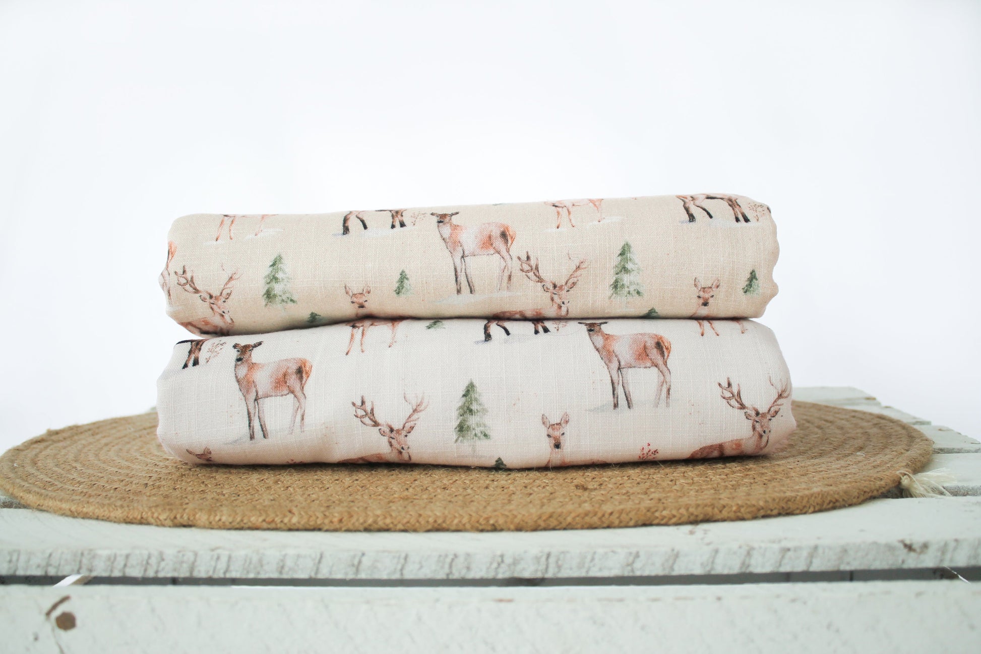 Attente avec motif de mousseline - faon et sapin 130 g/m² – disponible chez Šarlotes audumi