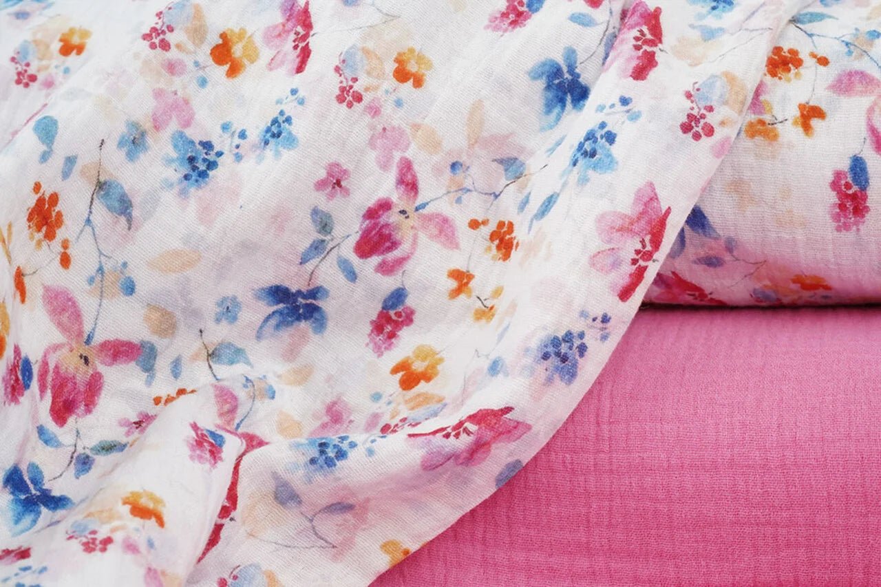 Image de fleurs bleues et roses sur mousseline, disponible en ligne chez Šarlotes audumi
